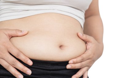 Karın yüzeyine yakın el ele tutuşan şişman kadın, sağlıklı bakım ve güzellik konsepti