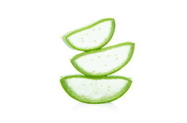 Aloe Vera, beyaz arka planda, bitki ve tıbbi malzemelerle izole edilmiş.