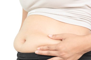 Karın yüzeyine yakın el ele tutuşan şişman kadın, sağlıklı bakım ve güzellik konsepti