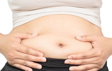 Karın yüzeyine yakın el ele tutuşan şişman kadın, sağlıklı bakım ve güzellik konsepti