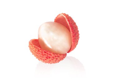 Taze olgun liçi tropikal meyvesi beyaz arka planda izole edilmiş.