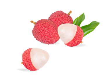 Taze olgun liçi tropikal meyvesi beyaz arka planda izole edilmiş.