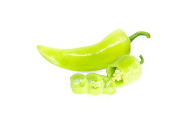 Tatlı yeşil biber biber beyaz arka planda, çiğ gıda madde kavramı