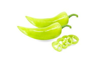 Tatlı yeşil biber biber beyaz arka planda, çiğ gıda madde kavramı