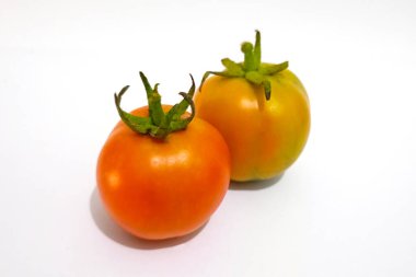 Beyaz arka planı olan domatesler.