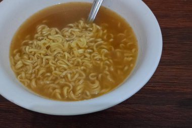 İçinde kaşık olan bir kase erişte.