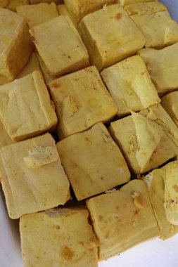 Tofu kabın içinde.