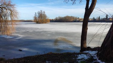 Kışın Donmuş Göl