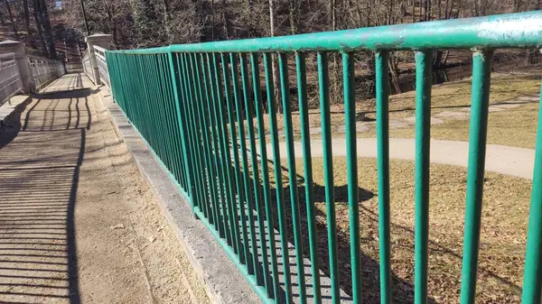 Parkta zincirli çitler