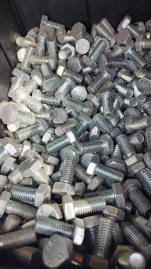 Bir atölyede metal somunlar ve cıvatalar