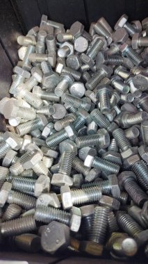 Dükkanda farklı metal fındıklar