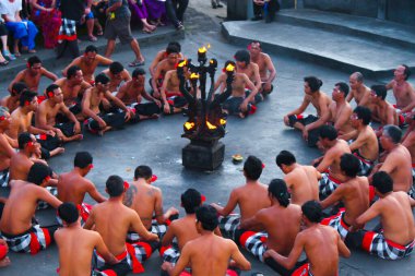 Labuan Bajo turizm merkezinin yukarısından deniz kenarındaki uçurumlardan geçen yolun görüntüsü