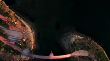 Kızıl yaya köprüsü ve Uckuyular, İzmir 'deki İnciralti lagününün havadan eğik görüntüsü