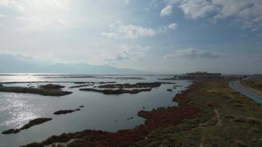 Günbatımında İzmir yakınlarındaki Flamingo habitatının hava manzarası