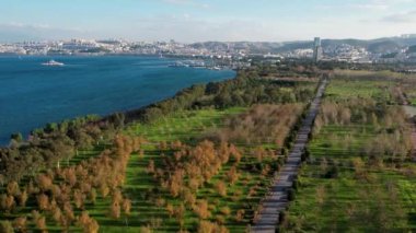 İzmir Körfezi ve şehir manzaralı İnciralti Şehir Ormanı, feribot ve yelkenli deniz manzaralı.