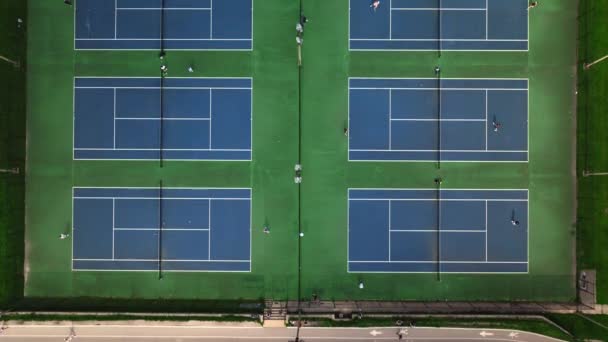 Mavi Tenis Kortlarının Tenis Oynayan Insanların Hava Görüntüleri Yukarıdan Çekilen — Stok video