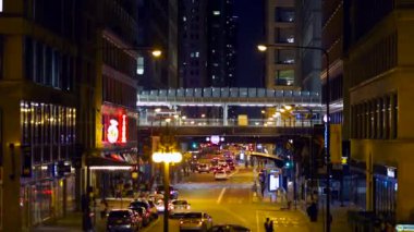 Hareket halindeki insanlar, arabalar ve trenler yüzünden gece şehir zaman aşımı yaşıyor. Şikago. Yüksek kalite 4k görüntü