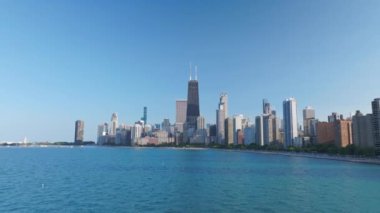 Michigan Gölü 'nden Chicago' nun panoramik manzarasına uzanan destansı bir çekim. Kamera gölün üzerinde uçuyor ve gökdelenleri olan güzel bir gökyüzü çizgisi gösteriyor. Yüksek kalite 4k görüntü