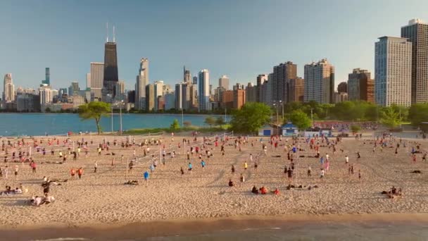 Epic Shot People Playing Volleyball Chicago Lake Michigan Background Camera — Stock Video