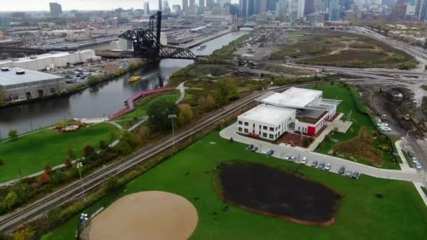 시카고의 전망과 관점에서 활기찬 세계적 수준의 대도시를 구성하는 상징적 마크와 — 비디오