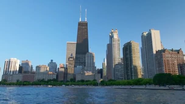 Michigan Gölü Nden Chicago Nun Panoramik Manzarasına Doğru Uçan Kamera — Stok video