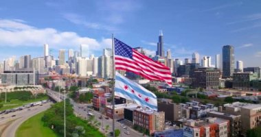Chicago şehir merkezinin hava manzarası, gökdelenlerin ve otoyolların arasına bir Amerikan bayrağı seriliyor, şehir ruhu ve vatanseverliğin canlı bir karışımı, modern gökdelenler. 4k hight kalite görüntü.