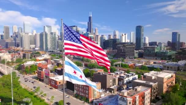 Vista Aérea Centro Chicago Uma Bandeira Americana Desenrola Meio Arranha — Vídeo de Stock
