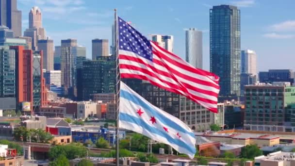 Luchtfoto Van Chicago Centrum Een Amerikaanse Vlag Ontvouwt Zich Temidden — Stockvideo