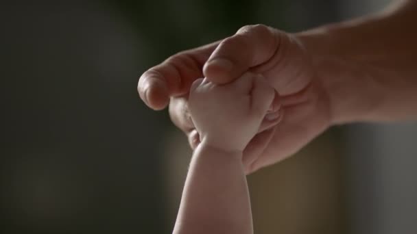 父親の家で生まれたばかりの赤ちゃん 手を動かして スローモーション パレントフード ファザーフッド ハンドボンド 感情的なショット 家族の分離 4K映像 — ストック動画