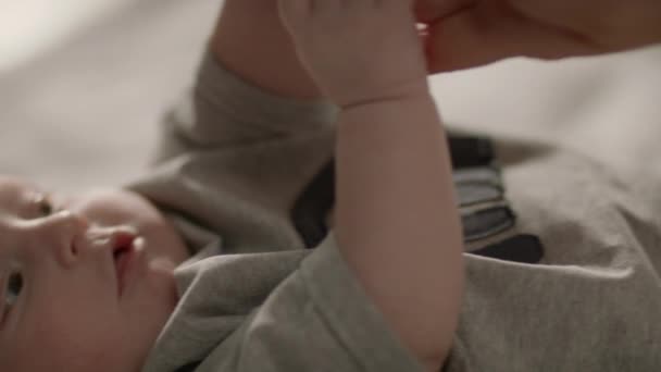 母亲和新生儿在产院 手牵手 慢动作 快乐的宝贝 为人父母 高质量的4K镜头 — 图库视频影像