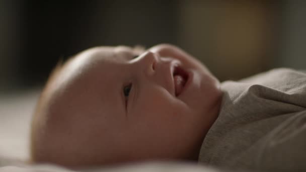 生まれたばかりの赤ちゃんが笑っている ハッピーベイビー パレントフード ファザーフッド 母性について 感情ショット 高品質の4K映像 — ストック動画