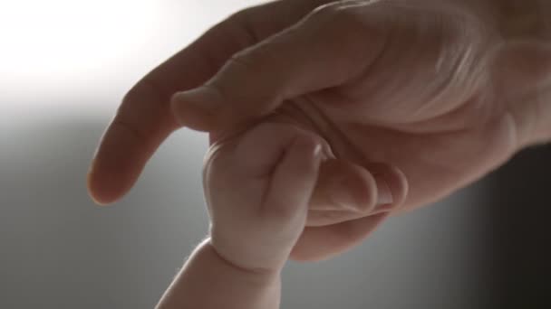 父親の家で生まれたばかりの赤ちゃん 手を動かして スローモーション パレントフード ファザーフッド 父親は赤ん坊を連れて行った 感情的なショット 父親と赤ちゃんの分離 高品質の4K映像 — ストック動画