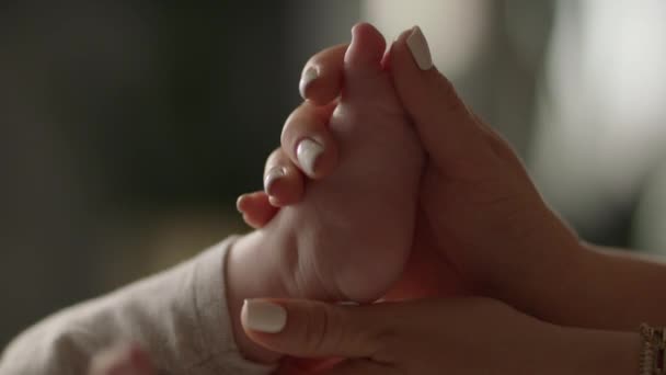 Mutter Und Neugeborenes Mutter Hält Babyfüße Elternschaft Mutterschaft Emotionale Aufnahme — Stockvideo
