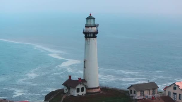 Yağmurlu Kıyı Havasında Okyanus Kıyısındaki Deniz Feneri Yüksek Kalite Görüntü — Stok video