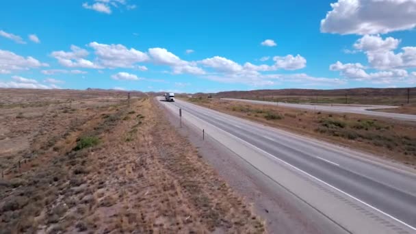 Desert Steppe Drive Semi Vrachtwagens Onder Azure Skies Hoge Kwaliteit — Stockvideo