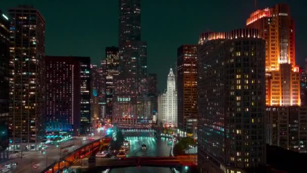 芝加哥下城的夜间空中时间 特朗普塔 芝加哥市中心的城市景观在晚上 这段航拍镜头展示了标志性的天际线 一条通往城市的高速公路 以及摩天大楼 — 图库视频影像