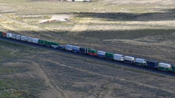 Vrachttrein Trekt Wagons Met Lading Onder Blue Skies Hoge Kwaliteit — Stockvideo
