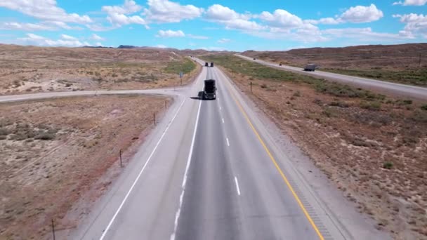Desert Steppe Drive Semi Trucks Azure Skies Imágenes Alta Calidad — Vídeos de Stock