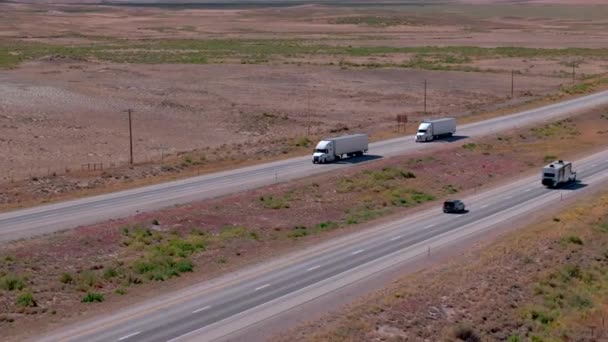 Desert Steppe Drive Semi Camion Sotto Cielo Azzurro Filmati Alta — Video Stock