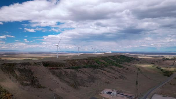 Desert Wind Power Περιστρεφόμενες Τουρμπίνες Azure Skies Πλάνα Περιστρεφόμενες Ανεμογεννήτριες — Αρχείο Βίντεο
