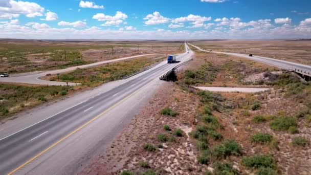 Desert Steppe Drive Semi Trucks Azure Skies Kvalitní Záběry Poloviční — Stock video