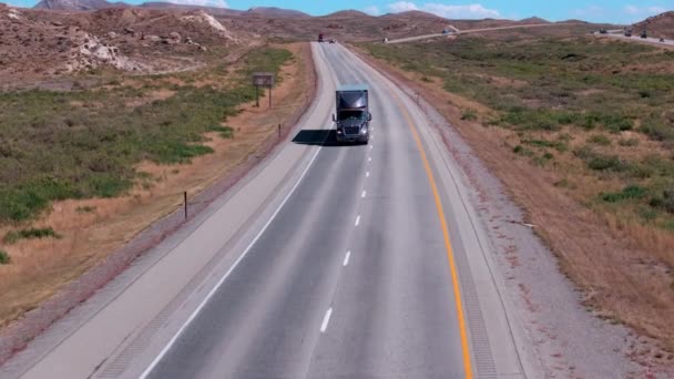 Desert Steppe Drive Semi Trucks Azure Skies Imágenes Alta Calidad — Vídeos de Stock