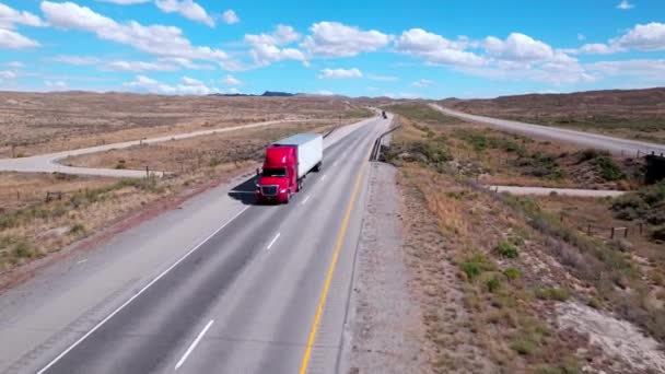 Desert Steppe Drive Semi Vrachtwagens Onder Azure Skies Hoge Kwaliteit — Stockvideo