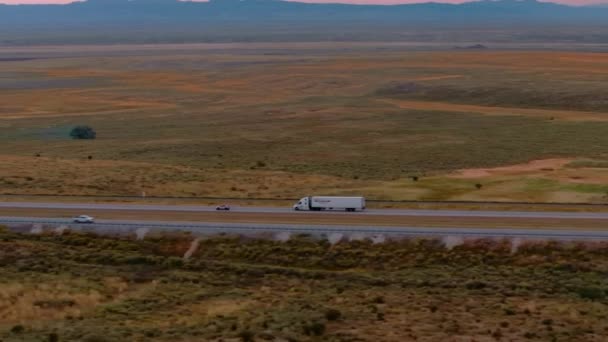 Sunset Drive Semi Truck Desert Steppe Kvalitní Záběry Při Západu — Stock video