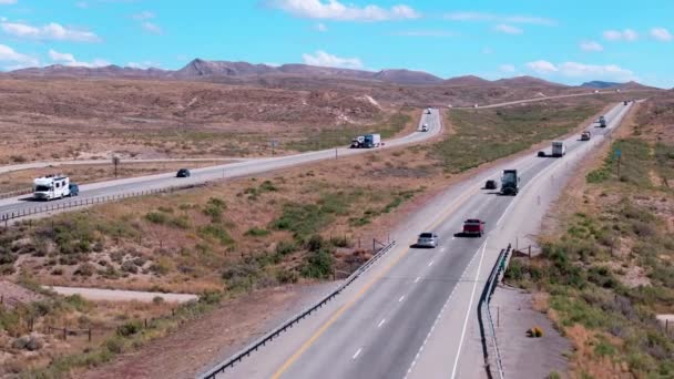 Desert Steppe Drive Félpótkocsik Azúr Égbolt Alatt Kiváló Minőségű Felvétel — Stock videók
