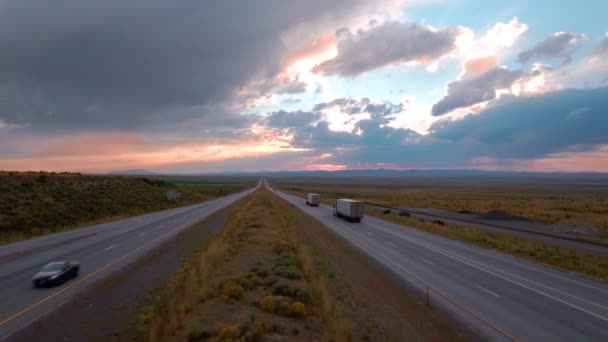 Sunset Drive Semi Trucks Desert Steppe Inglés Imágenes Alta Calidad — Vídeos de Stock