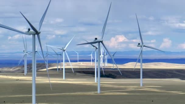 Desert Wind Power Spinning Turbines Azure Skies Inglés Imágenes Las — Vídeos de Stock
