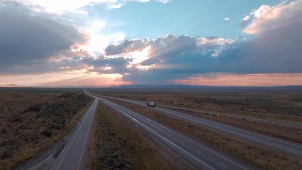 Sunset Drive Semi Truck Desert Steppe Hoge Kwaliteit Beeldmateriaal Zicht — Stockvideo