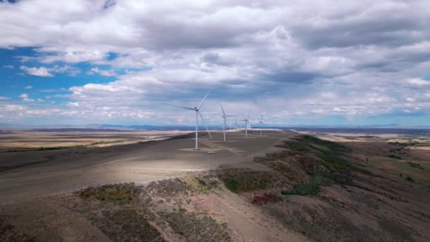 Desert Wind Power Draaiende Turbines Azure Skies Beelden Draaiende Windturbines — Stockvideo