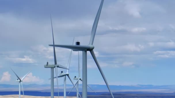 Desert Wind Power Περιστρεφόμενες Τουρμπίνες Azure Skies Πλάνα Περιστρεφόμενες Ανεμογεννήτριες — Αρχείο Βίντεο
